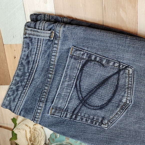 CHICO'S PLATINUM LIGHT WASH BLUE JEANS - Picture 3 of 13